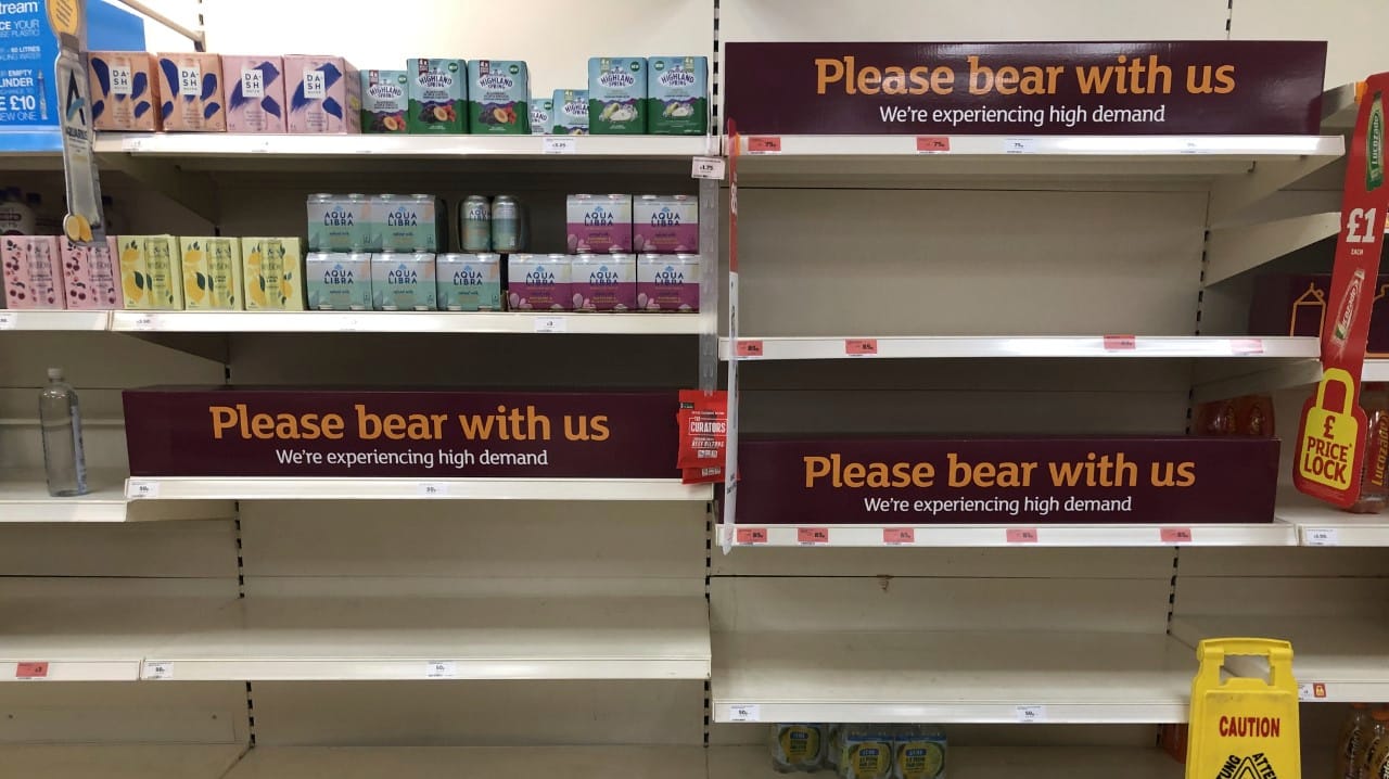 Leere Regale in einem britischen Supermarkt: Weil zu viele Menschen sich zeitweise in Quarantäne befanden, wurden auch Versorgungsketten unterbrochen. (Archivfoto)