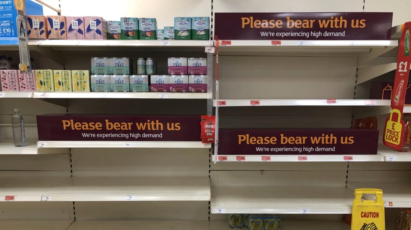 Leere Regale in einem britischen Supermarkt: Weil zu viele Menschen sich zeitweise in Quarantäne befanden, wurden auch Versorgungsketten unterbrochen. (Archivfoto)