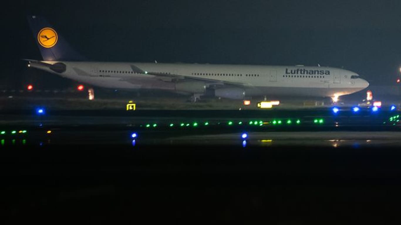 Ein Flugzeug der Lufthansa landet am Flughafen Frankfurt