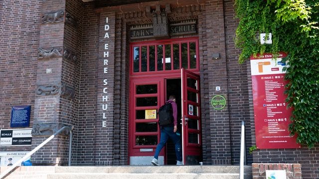 Ein Schüler betritt die Ida Ehre Schule im Stadtteil Eimsbüttel: In der Nähe haben Kinder einen Polizisten angegriffen. Ein Schüler betritt die Ida Ehre Schule im Stadtteil Eimsbüttel: In der Nähe haben Kinder einen Polizisten angegriffen.