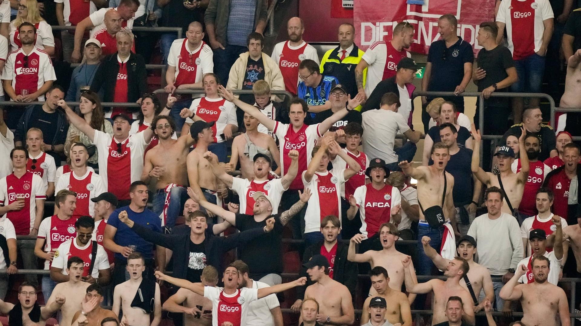 Fans von Ajax Amsterdam: Das neue Auswärtstrikot hat es ihnen besonders angetan. Fans von Ajax Amsterdam: Das neue Auswärtstrikot hat es ihnen besonders angetan.