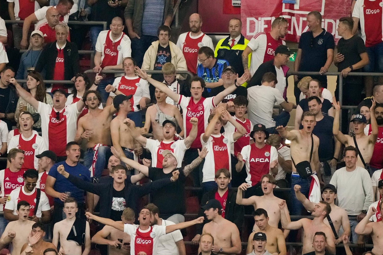 Fans von Ajax Amsterdam: Das neue Auswärtstrikot hat es ihnen besonders angetan.