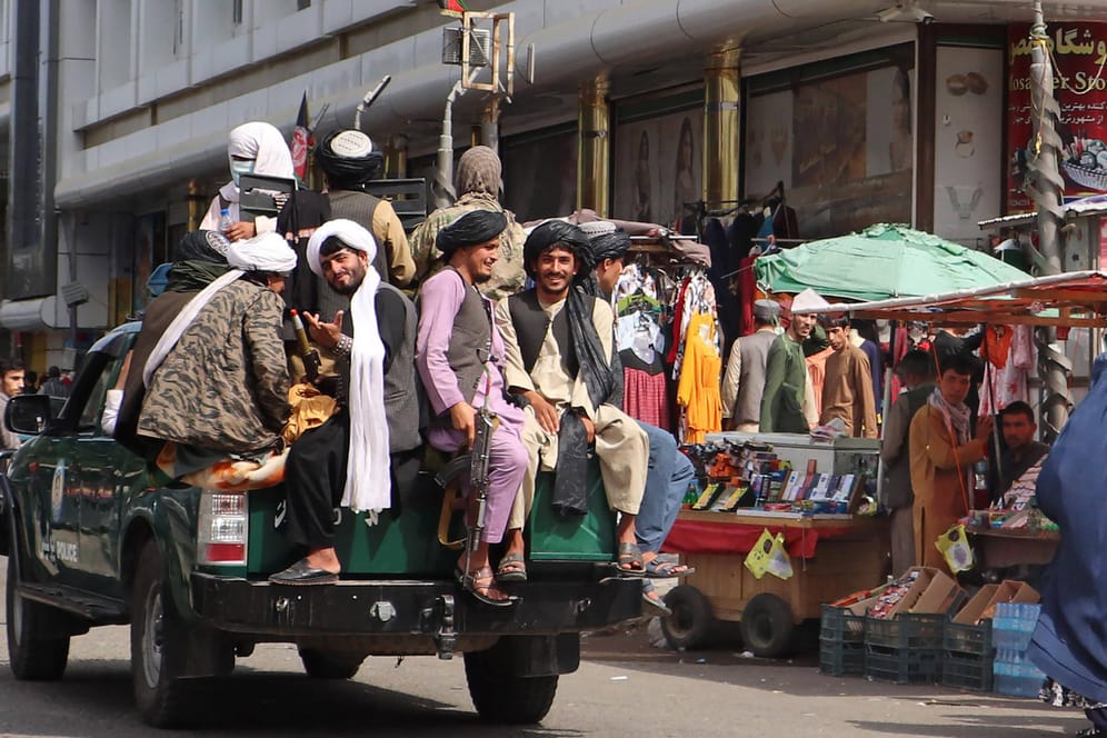 Taliban patrouillieren in den Straßen von Kabul (Symbolbild): Nach der Machtübernahme in Afghanistan versuchen die Taliban nun auch Zugriff auf die Devisenreserven des Landes zu bekommen.