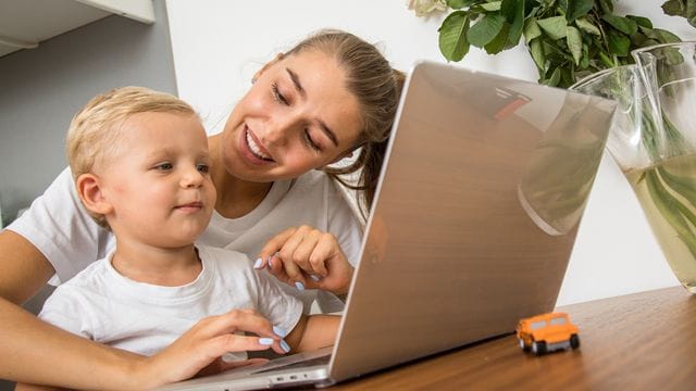 Arbeitgeber müssen in der Regel zustimmen, wenn Mitarbeiter oder Mitarbeiterinnen den Wunsch haben, in ihrer Elternzeit in Teilzeit zu arbeiten.