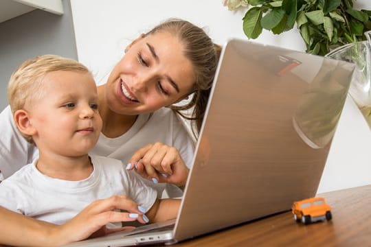 Arbeitgeber müssen in der Regel zustimmen, wenn Mitarbeiter oder Mitarbeiterinnen den Wunsch haben, in ihrer Elternzeit in Teilzeit zu arbeiten.