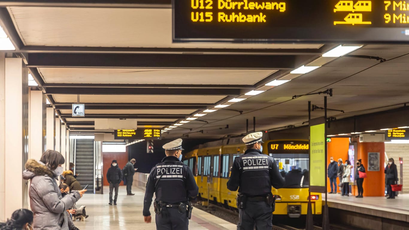 Beamte auf Streife im Stuttgarter Hauptbahnhof (Symbolbild): Hier wurden mehrere Polizisten nach einem Fußballspiel angegriffen und verletzt.