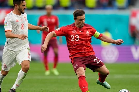 Der Schweizer Nationalspieler Xherdan Shaqiri (r) verlässt Liverpool.