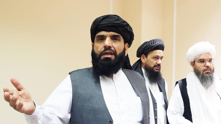 Taliban-Sprecher Suhail Shahin droht den Amerikanern und Briten.