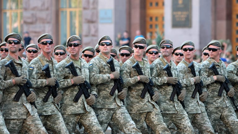 Ukrainische Soldaten proben auf Kiews Prachtboulevard die Militärparade.