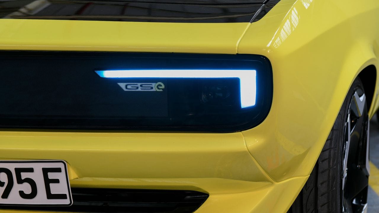 Lichte Momente: Die Front des Opel Manta GSe Elektromod ziert in ganzer Breite ein LED-Bildschirm.