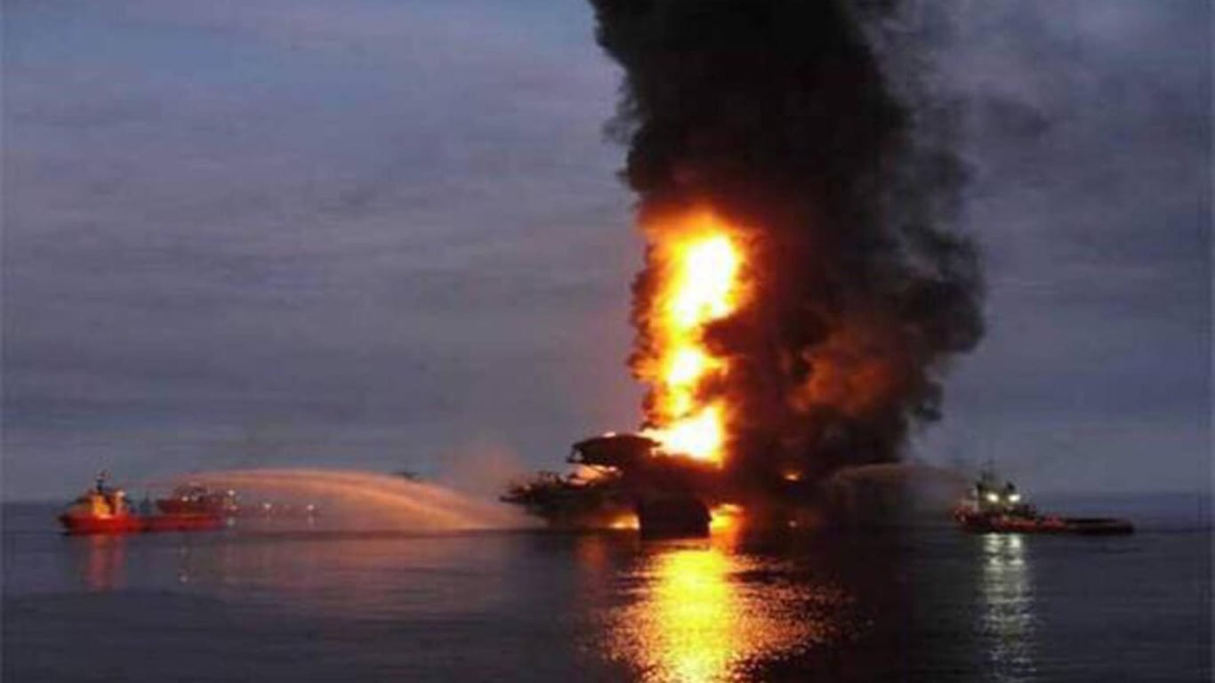 Eine Ölplattform der Firma Pemex brennt im Jahr 2015 (Archivbild): Bei einem erneuten Brand einer Ölanlage im Golf von Mexiko sind Menschen gestorben.