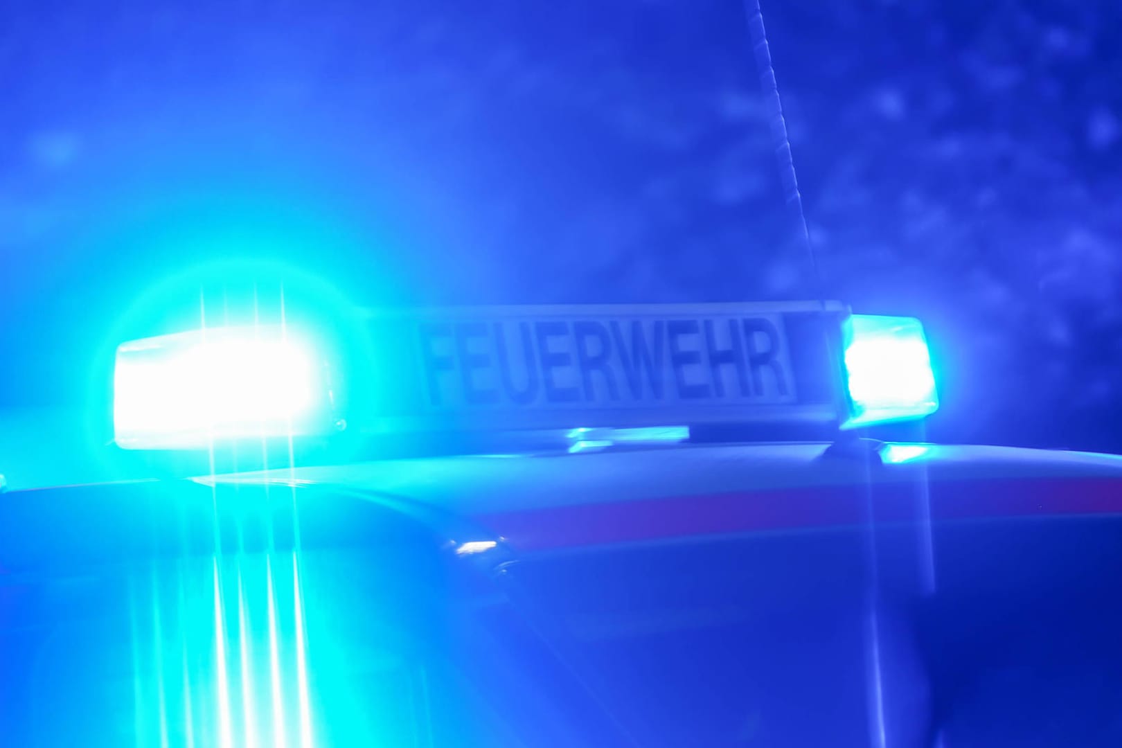 Blaulicht auf einem einsatzfahrzeug der Feuerwehr (Symbolbild): 20 Menschen mussten nach dem Feuer von einem Arzt behandelt werden.