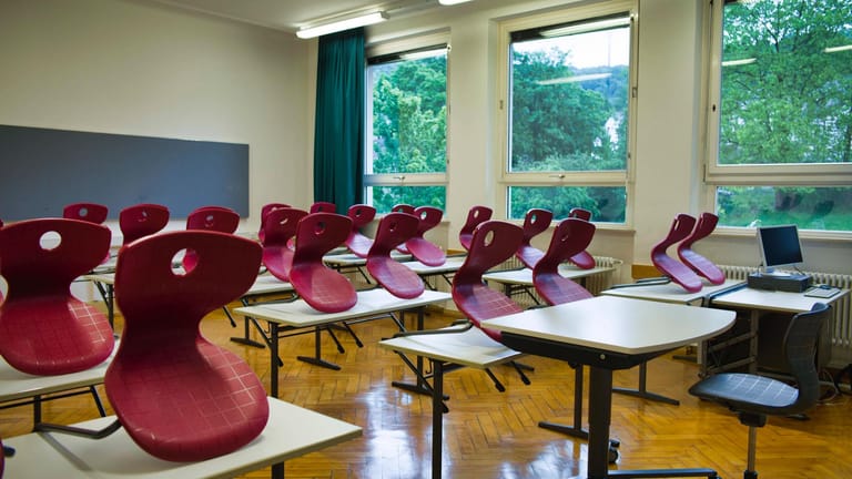Leeres Klassenzimmer (Symbolfoto): In einer Berliner Schule fiel ein Lehrer mit Verschwörungstheorien auf.