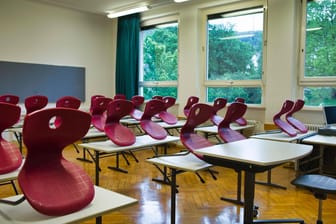 Leeres Klassenzimmer (Symbolfoto): In einer Berliner Schule fiel ein Lehrer mit Verschwörungstheorien auf.