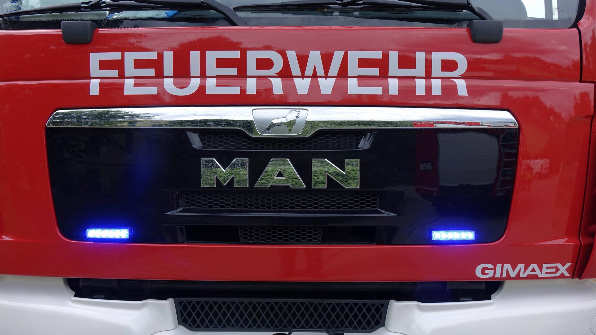 Ein Einsatzfahrzeug der Feuerwehr (Symbolbild): Erst nach einer Stunde konnten die Einsatzkräfte zum Brandherd vordringen. Ein Einsatzfahrzeug der Feuerwehr (Symbolbild): Erst nach einer Stunde konnten die Einsatzkräfte zum Brandherd vordringen.