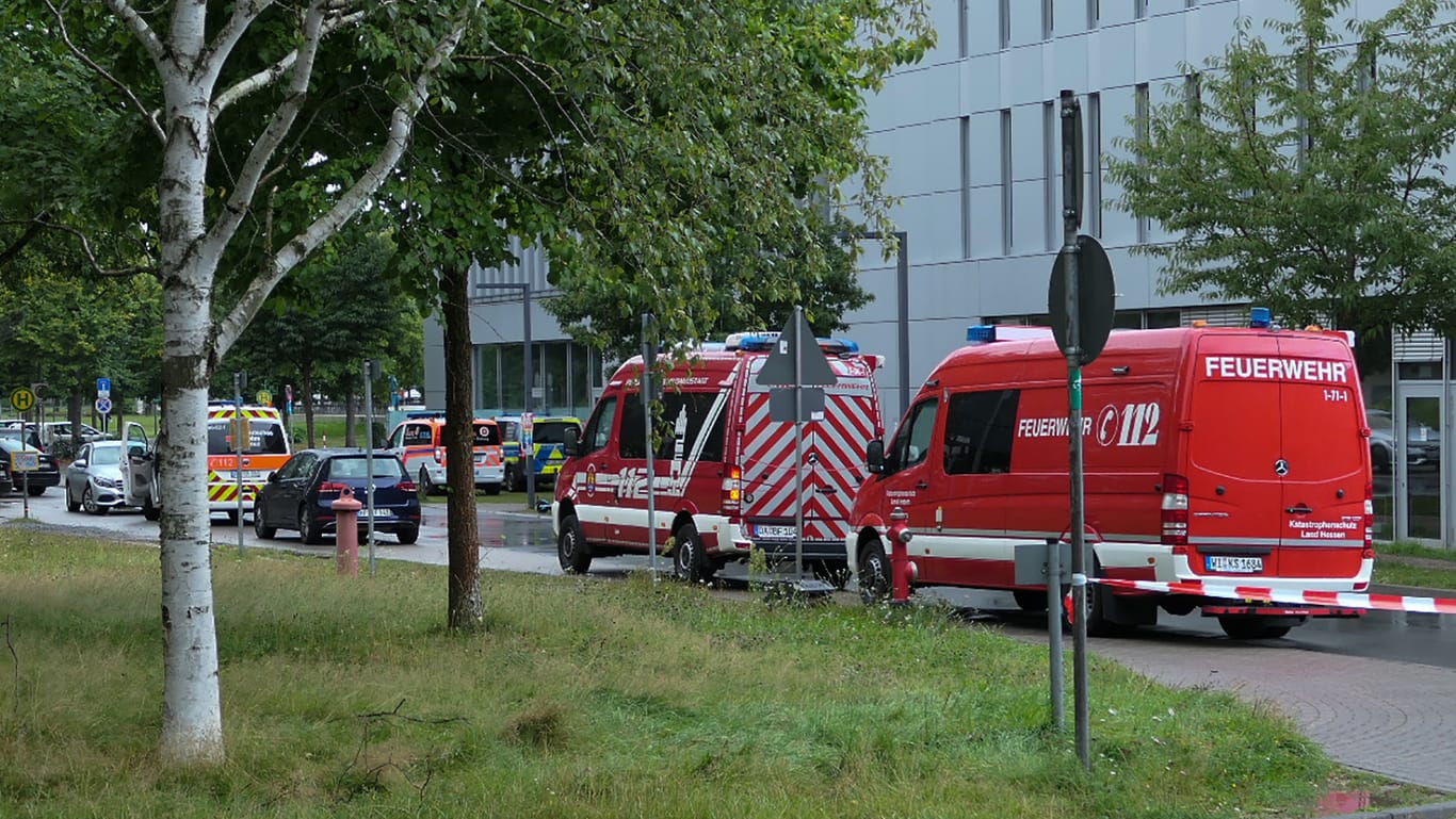 Rettungswagen auf dem Campus der Technischen Universität: Einsatzkräfte suchten nach kontaminierten Lebensmitteln.