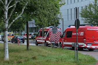 Rettungswagen auf dem Campus der Technischen Universität: Einsatzkräfte suchten nach kontaminierten Lebensmitteln.