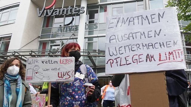 Transparente werden vor der Vivantes-Zentrale gezeigt