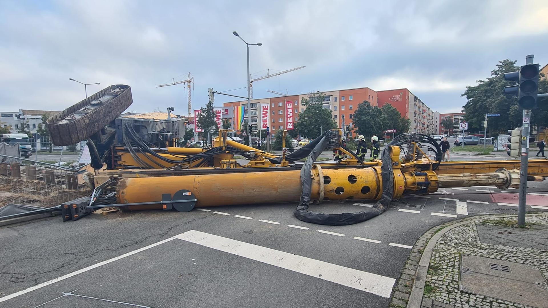 Der Kran liegt wur über einer Kreuzung: Bei dem Unfall wurden keine Passanten verletzt. Der Kran liegt wur über einer Kreuzung: Bei dem Unfall wurden keine Passanten verletzt.