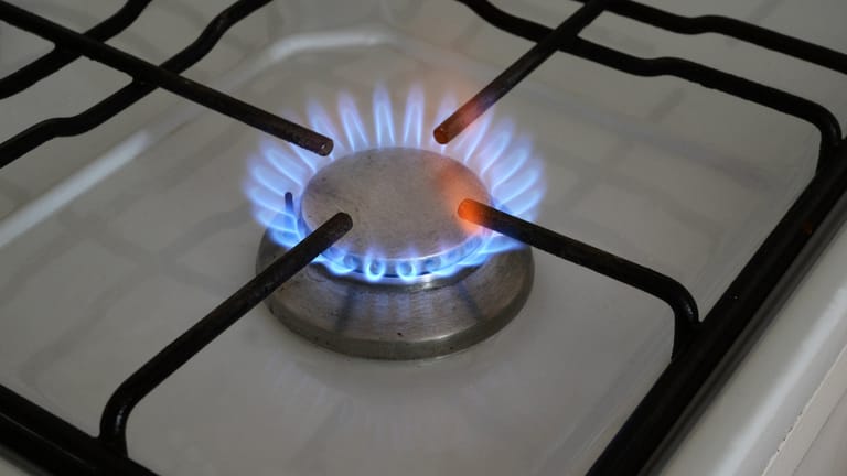 Brennende Flamme eines Gasherdes (Symbolbild): Die Gaspreise sind in der ersten Jahreshälfte deutlich gestiegen, dadurch wird auch das Kochen auf einem Gasherd teurer.