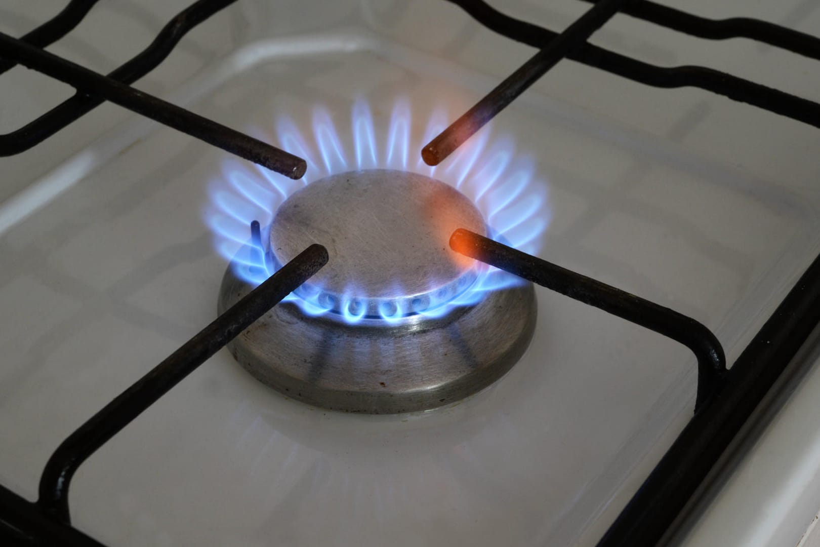 Brennende Flamme eines Gasherdes (Symbolbild): Die Gaspreise sind in der ersten Jahreshälfte deutlich gestiegen, dadurch wird auch das Kochen auf einem Gasherd teurer.