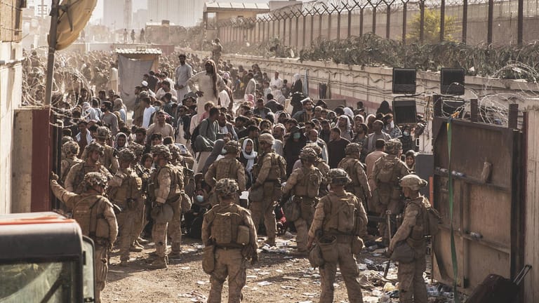 US-Truppen an einem Eingang zum Flughafen: Vor den Toren drängen sich Hunderte Menschen.