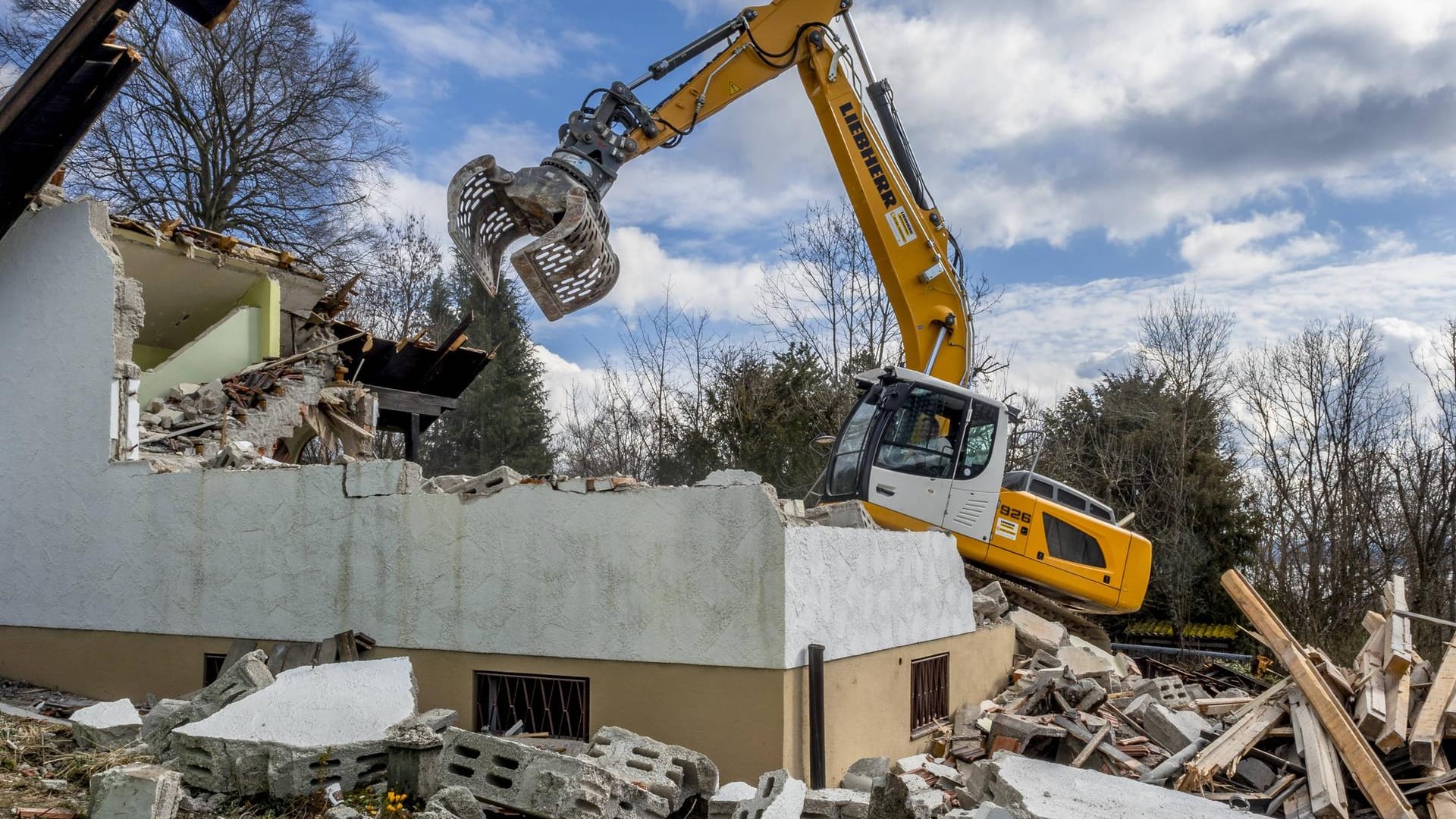 Bagger beim Abriss eines Hauses (Archivbild): In Nürnberg sollen jetzt die Bauarbeiten für ein zentrales Wohnprojekt beginnen. Bagger beim Abriss eines Hauses (Archivbild): In Nürnberg sollen jetzt die Bauarbeiten für ein zentrales Wohnprojekt beginnen.