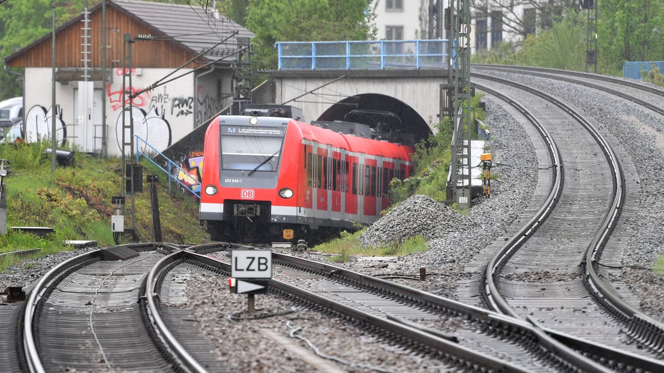 Einfahrende S-Bahn in den Ostbahnhof in München (Archivbild): In München ist ein junger Mann schwer verletzt worden.
