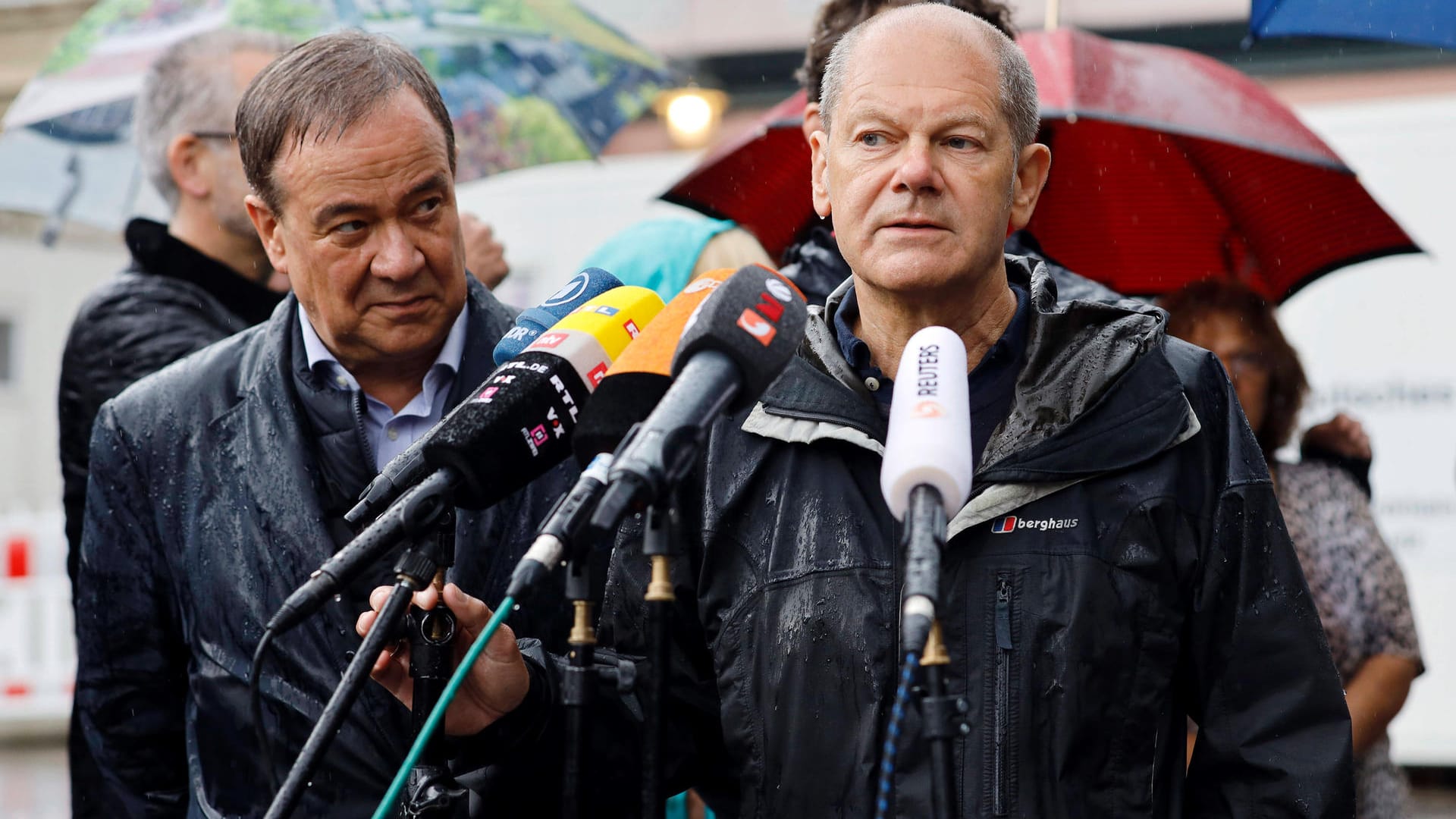 Armin Laschet und Olaf Scholz beim Besuch in der Flutregion.