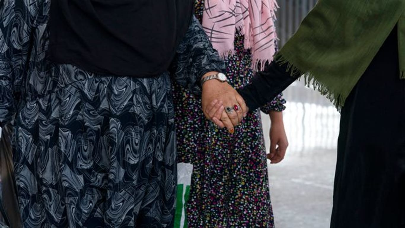 Eine Familie aus Kabul, Afghanistan, hält sich an den Händen