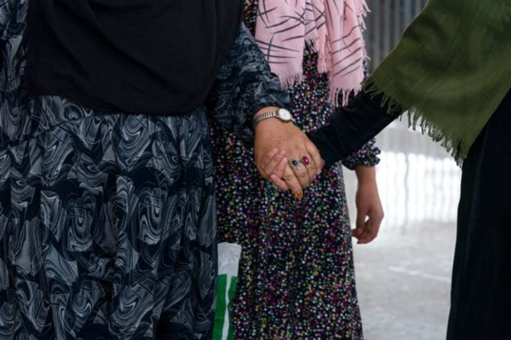 Eine Familie aus Kabul, Afghanistan, hält sich an den Händen