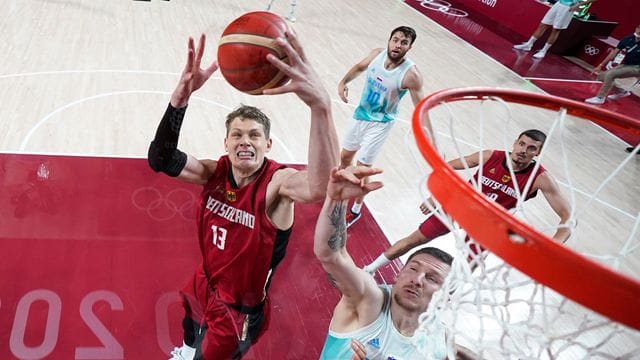 Moritz Wagner (13) schnappt sich einen Rebound