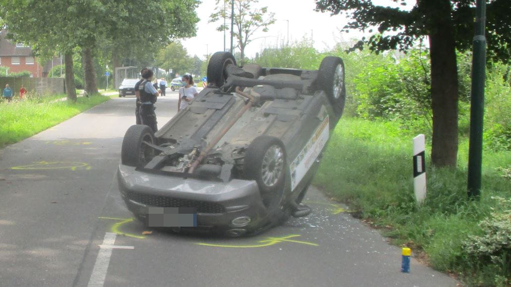 Das Lieferdienst-Auto liegt auf dem Dach: An den Unfallhergang konnte sich der Fahrer nur noch lückenhaft erinnern. Das Lieferdienst-Auto liegt auf dem Dach: An den Unfallhergang konnte sich der Fahrer nur noch lückenhaft erinnern.
