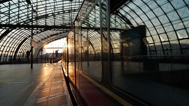 Eine S-Bahn steht im Hauptbahnhof Berlin