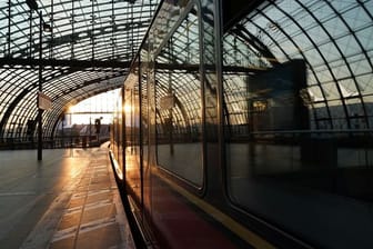 Eine S-Bahn steht im Hauptbahnhof Berlin
