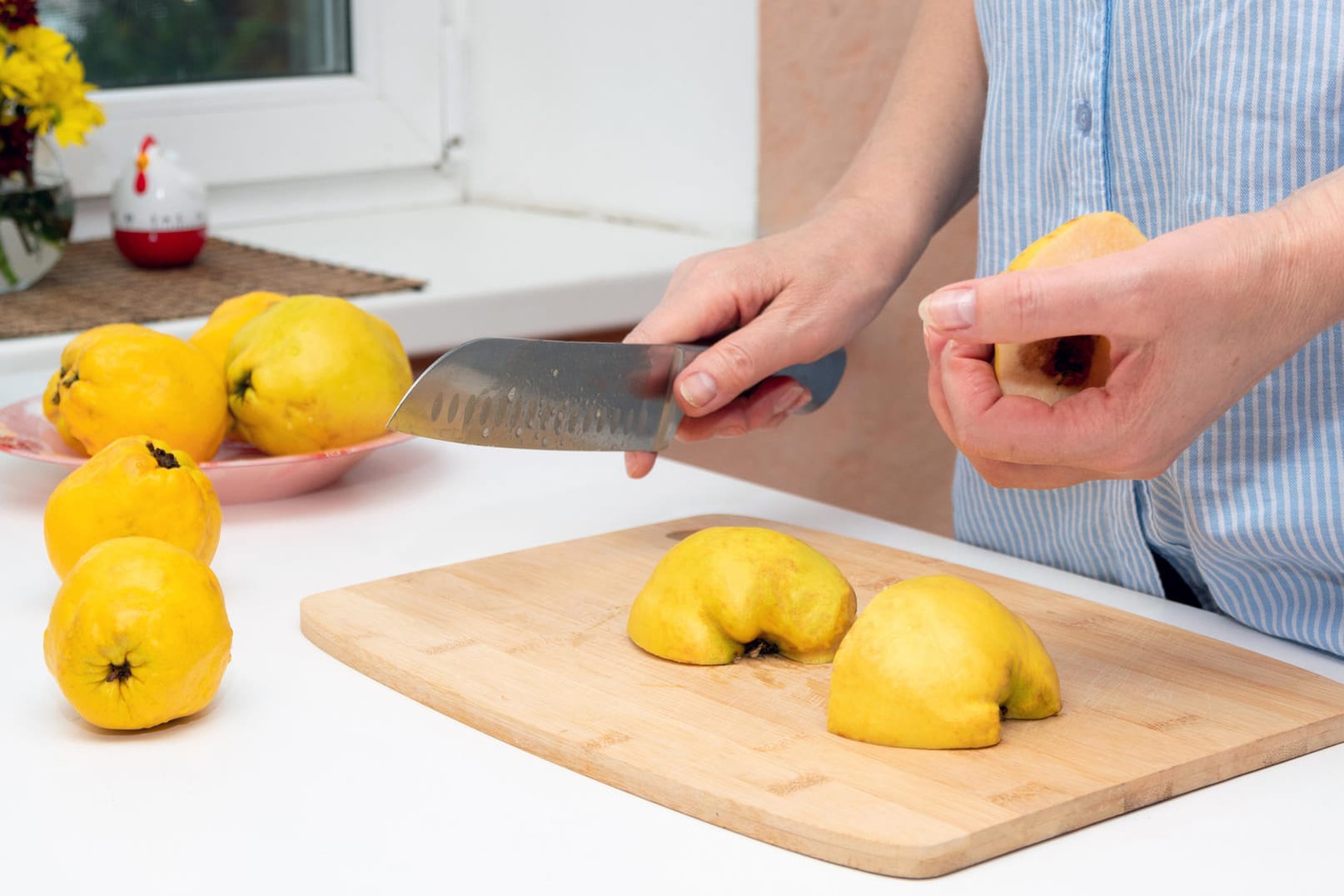 Quitten: Zur Weiterverarbeitung müssen die sehr harten Früchte mit einigem Kraftaufwand geschält und zerkleinert werden.