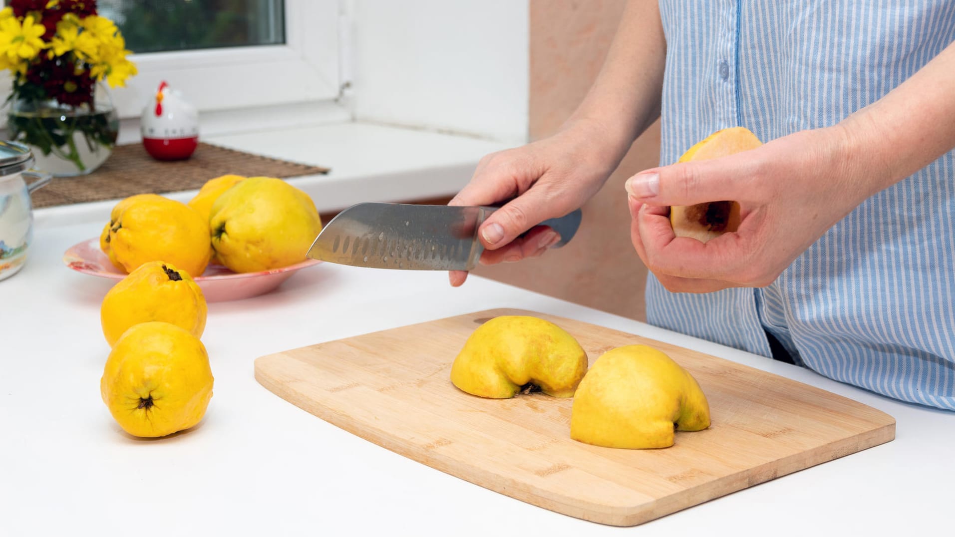 Quitten: Zur Weiterverarbeitung müssen die sehr harten Früchte mit einigem Kraftaufwand geschält und zerkleinert werden.