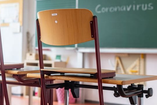 "Coronavirus" steht auf einer Tafel in einem leeren Klassenzimmer