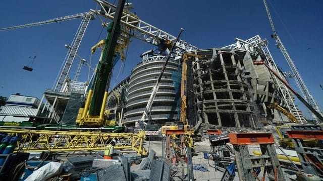 Das Estadio Santiago Bernabéu wurde für knapp 800 Millionen Euro modernisiert. Das Estadio Santiago Bernabéu wurde für knapp 800 Millionen Euro modernisiert.