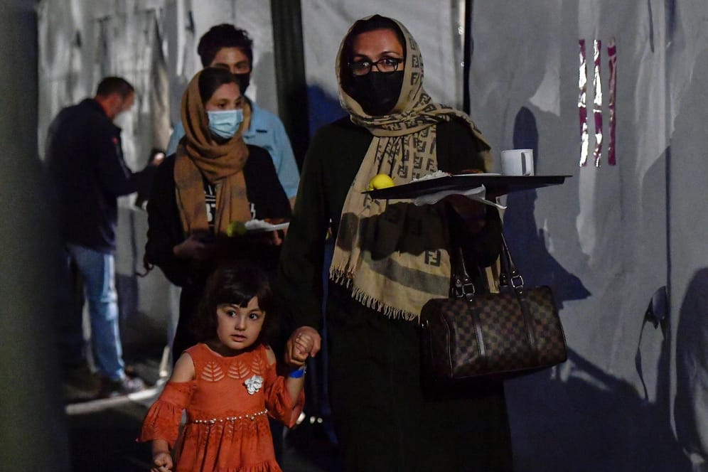 Aus Kabul evakuierte Menschen in einer Notunterkunft: "Es muss ein balancierter Weg sein: Hilfsbereitschaft, aber nicht naiv zu sein", so Weber.