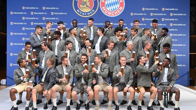 Die Bayern-Spieler beim traditionellen "Lederhosen-Shooting".