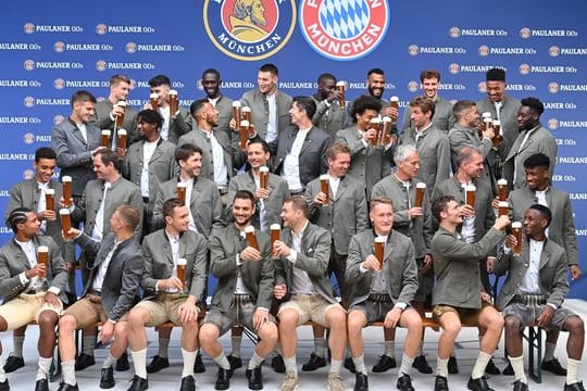 Die Bayern-Spieler beim traditionellen "Lederhosen-Shooting".