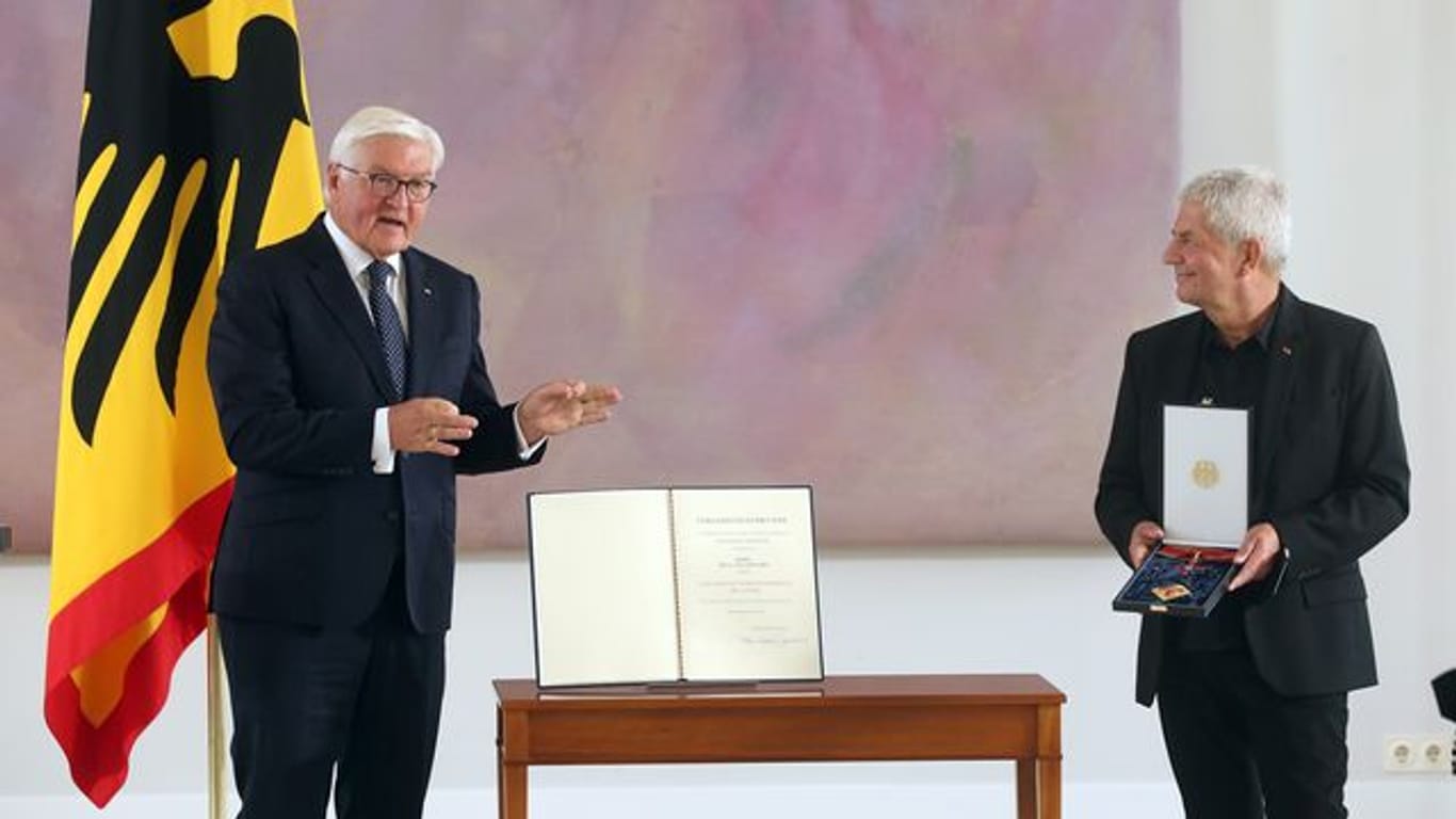 Bundespräsident Frank-Walter Steinmeier (l) und Roland Jahn