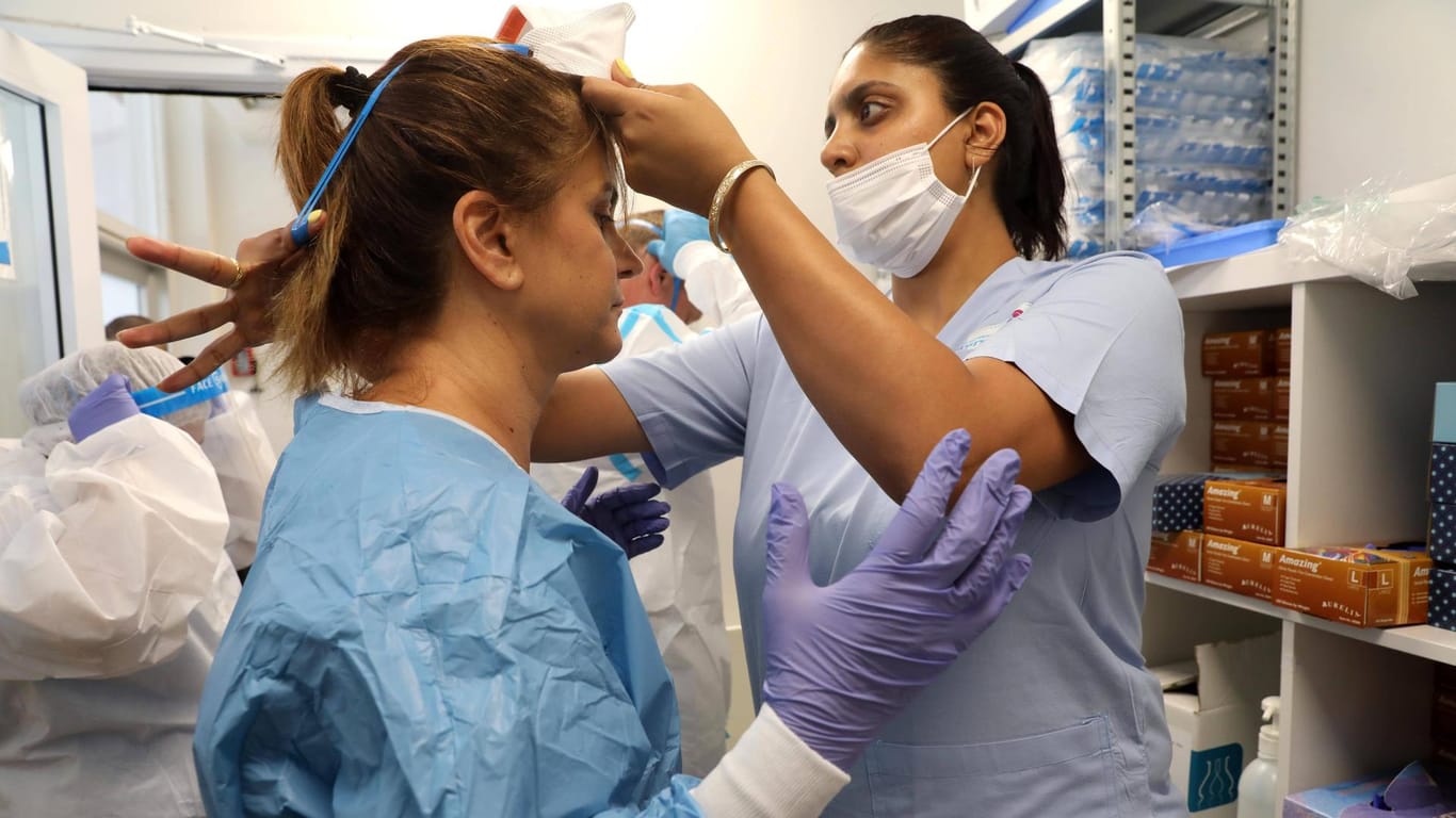 Krankenhausmitarbeiter in der israelischen Stadt Ashkelon: Derzeit steigen die Neuinfektionen wieder an.