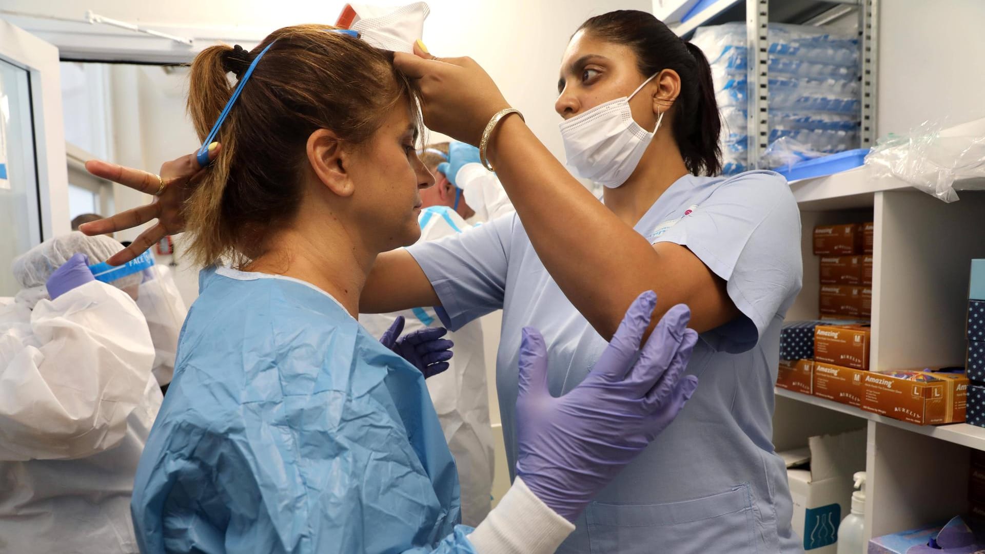 Krankenhausmitarbeiter in der israelischen Stadt Ashkelon: Derzeit steigen die Neuinfektionen wieder an. Krankenhausmitarbeiter in der israelischen Stadt Ashkelon: Derzeit steigen die Neuinfektionen wieder an.