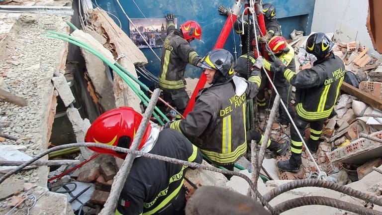 Feuerwehreinsatz im eingestürzten Wohnhaus in Turin: Ein kleiner Junge konnte nur tot geborgen werden.