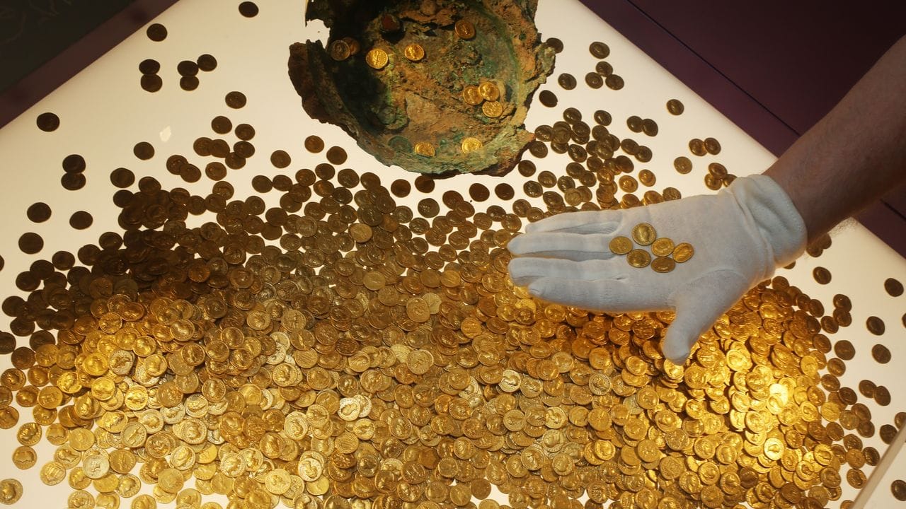 Römische Goldmünzen des Trierer Goldschatzes im Rheinischen Landesmuseum Trier.