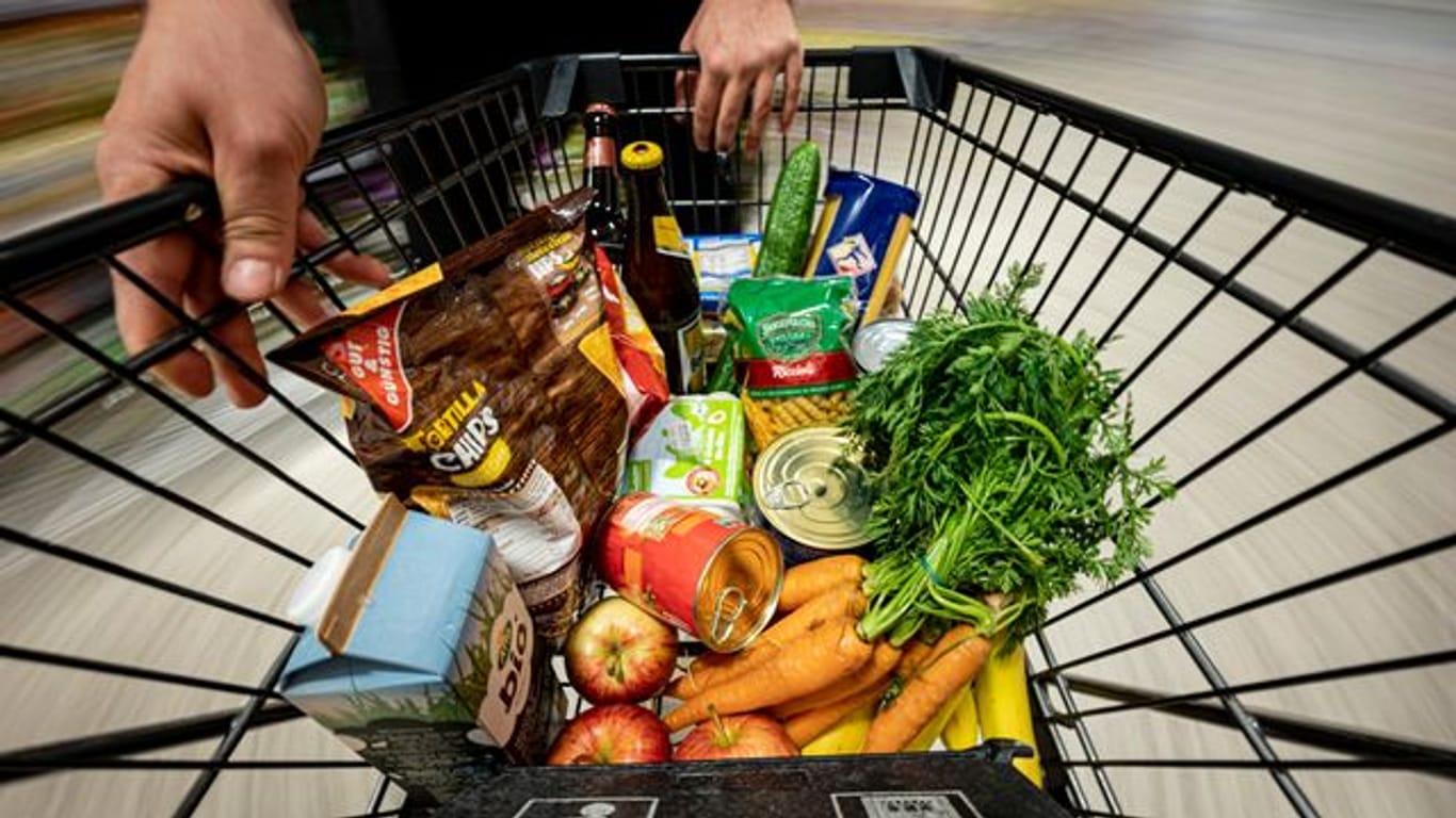 Viele Verbraucher und Verbraucherinnen erledigten ihren Großeinkauf während der Pandemie am liebsten in Supermärkten um die Ecke.