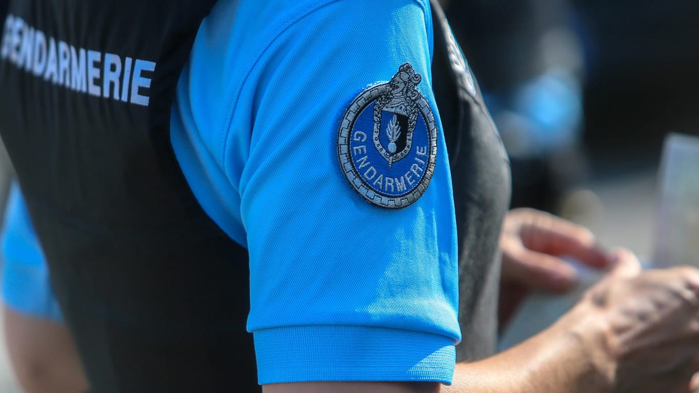 Polizistin in Frankreich (Symbolbild): Ein Mann fand in seinem Schuppen eine verweste Babyleiche. Polizisten entdeckten wenig später noch zwei weitere.
