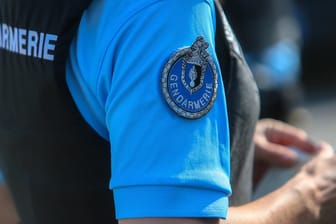 Polizistin in Frankreich (Symbolbild): Ein Mann fand in seinem Schuppen eine verweste Babyleiche. Polizisten entdeckten wenig später noch zwei weitere.